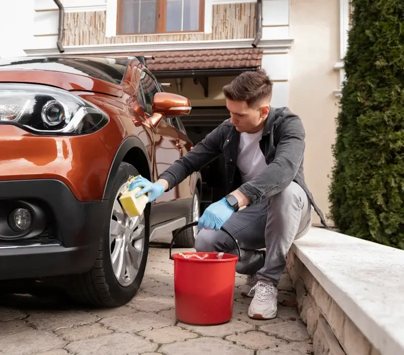 Lavage auto à domicile Saint-Beauzire : professionnel intervenant sur un véhicule